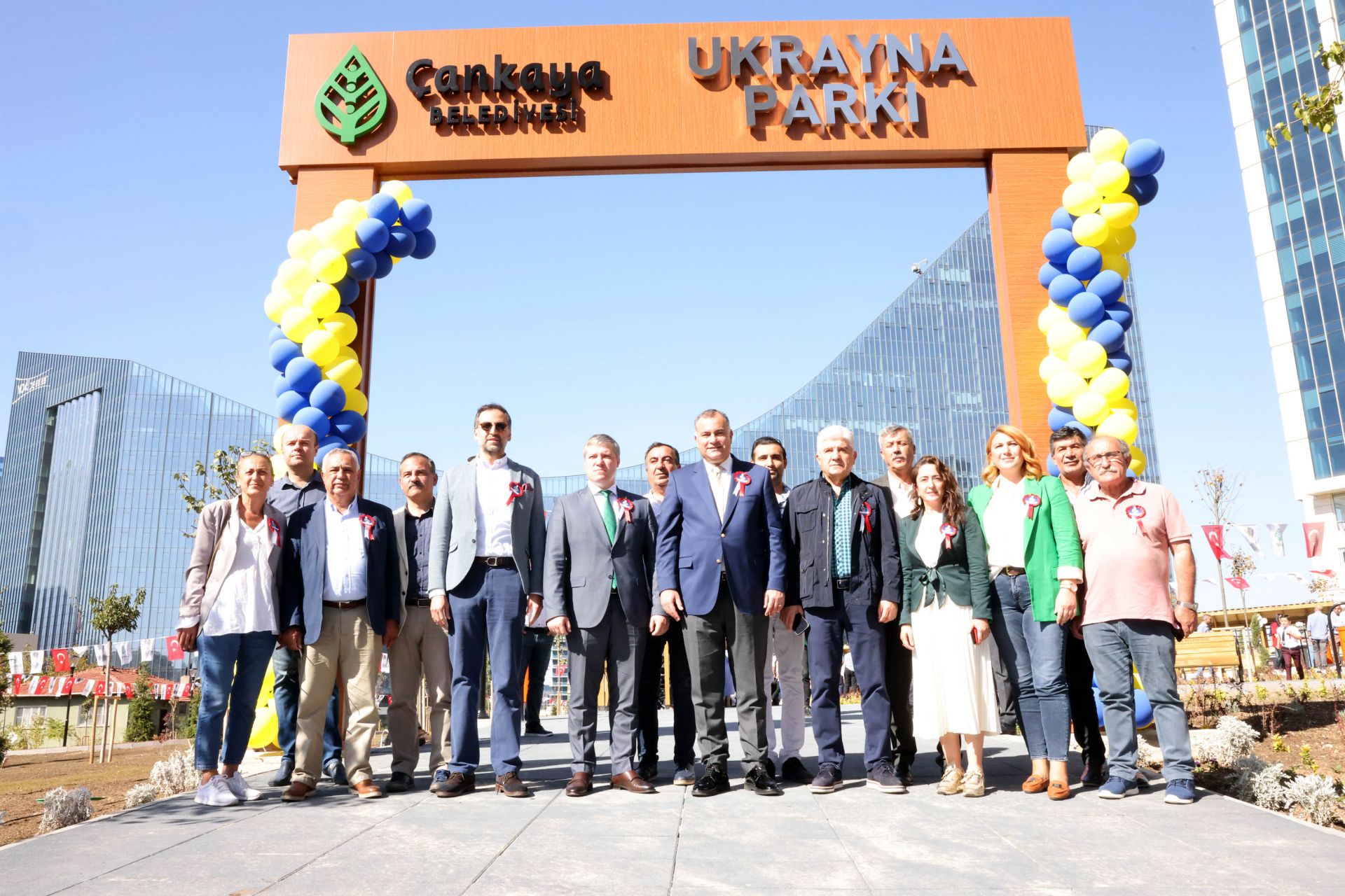 Protokol park kapısında